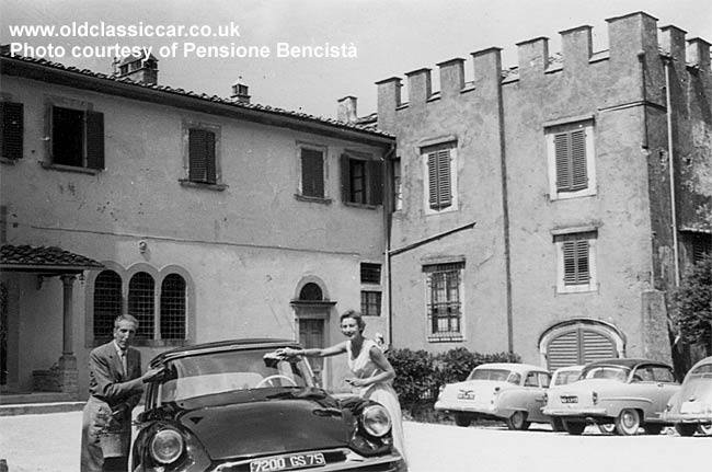 Lancia Ardea Beatrice's second photo shows her mother and father on the day