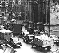Vehicles at Hyde Park corner in London