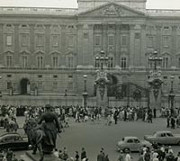 Parade of cars in front of the Palace in London