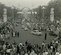 Classic cars of the 1950s drive down The Mall