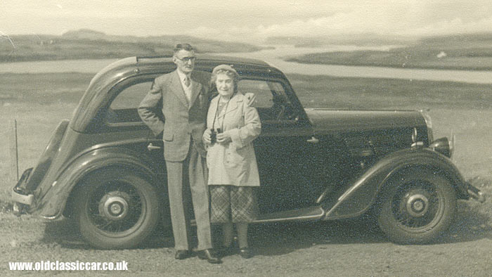 A Morris 10 or 12 Series II with its owners.
