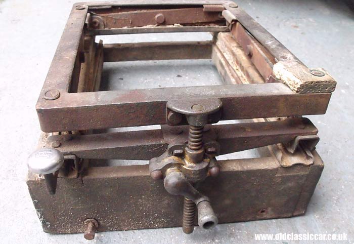 The seat mounting and mechanism