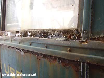 Rusty windowframes on the offside