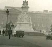 Van stopped close to Buckingham Palace