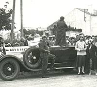 Crowds surround another Delage