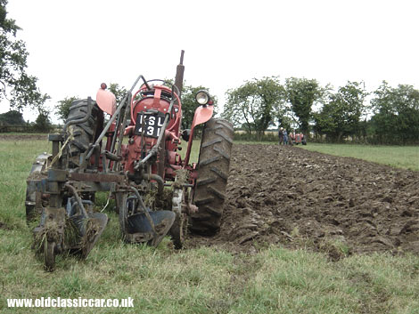 Demonstrations of elderly tractors are a popular attraction at many country fairs.